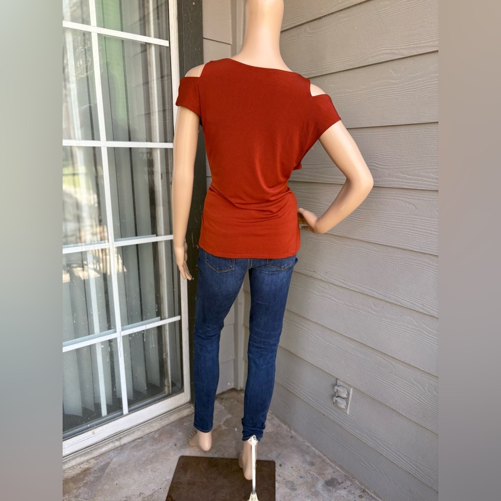 Bold Elements Rust Open Shoulder Top - Picture 4 of 7